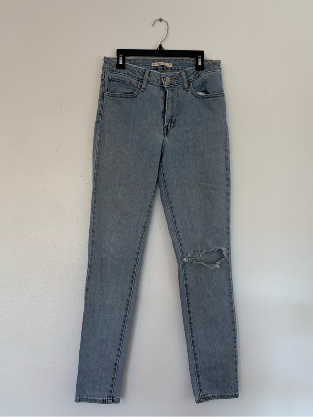Women's Levi's light wash 721 high rise skinny jeans. S 27